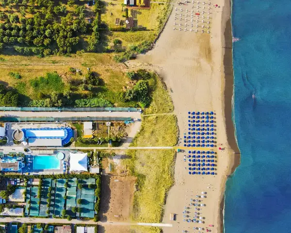 Villaggio vacanze a Paestum, spiaggia con ombrelloni blu e bianchi. Recensioni positive per questo coral beach.