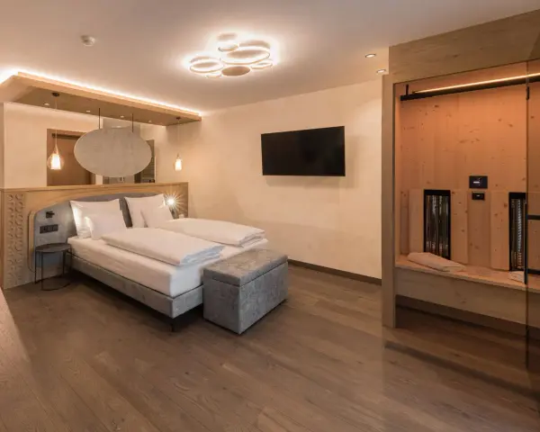 Camera da letto moderna con sauna privata, perfetta per un soggiorno rilassante all'hotel Sun Naz.