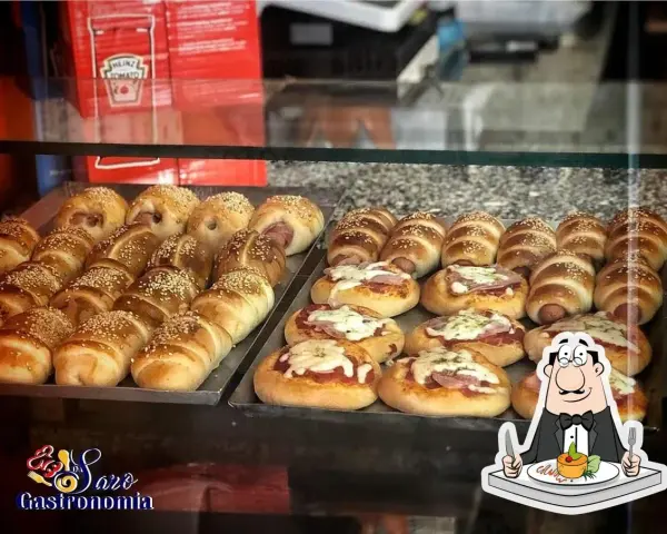 Salsicce in pasta sfoglia e pizzette da Saro Cefalù.