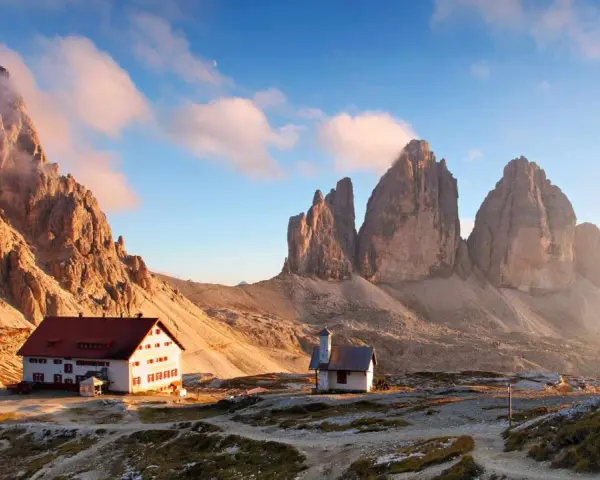Rifugio e chiesetta ai piedi delle Tre Cime di Lavaredo, un'idea per cosa vedere in 3 giorni nelle Dolomiti.