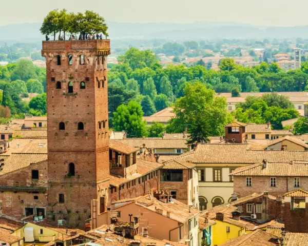 Torre Guinigi a Lucca, con alberi in cima, un must per chi visita Lucca cosa vedere.