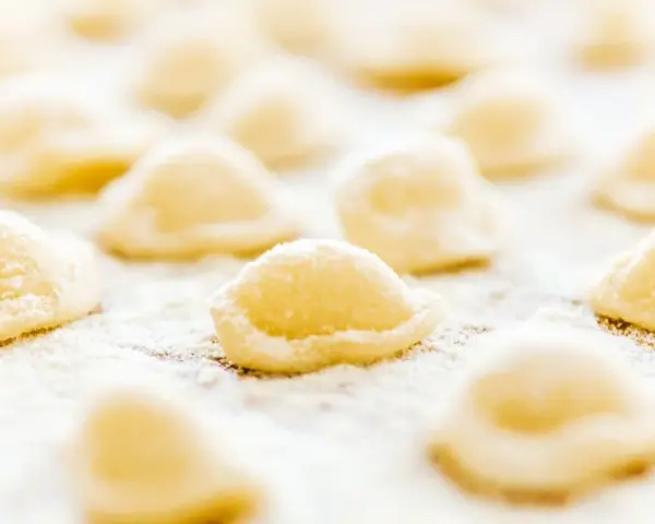 Orecchiette fresche, un classico delle cose tipiche pugliesi, pronte per essere cucinate.
