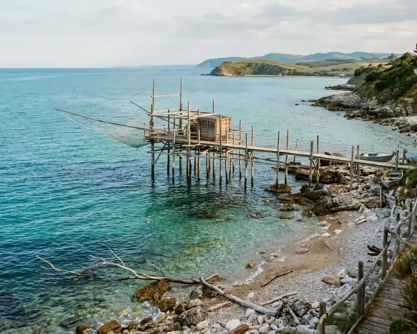Trabocco tradizionale sulle spiagge dell'Abruzzo, con il mare turchese e la costa rocciosa.
