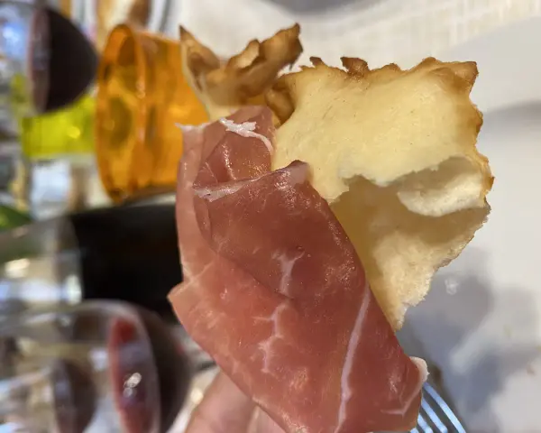 Prosciutto crudo e gnocco fritto: un assaggio di cosa mangiare a Parma. Perfetto per iniziare una cena emiliana.