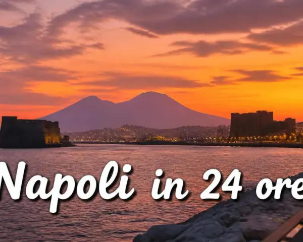 Tramonto su Napoli con Castel dell'Ovo e Vesuvio. Un itinerario Napoli 1 giorno per scoprire la città.