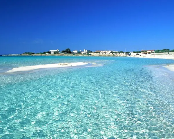 Acque cristalline e sabbia bianca: le spiagge di Porto Cesareo, tra le più belle del Salento, invitano al relax sotto il sole.