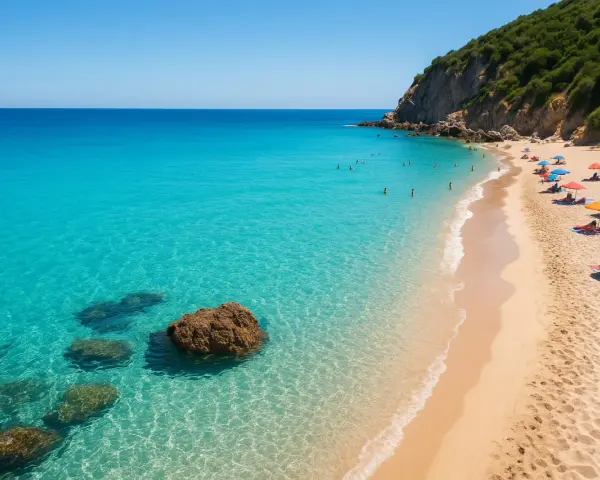 Spiagge del Lazio: sabbia dorata, acque cristalline e ombrelloni colorati sotto una scogliera verdeggiante.