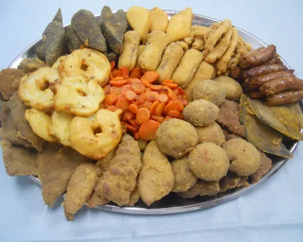 Vassoio con un assortimento di fritto misto, un classico cibo tipico torinese: verdure, polpette, salsicce e pesce.