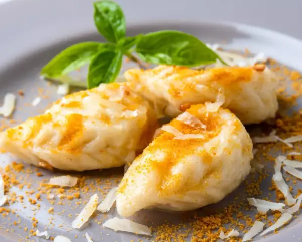 Malloreddus, un saporito cibo tipico sardo, conditi con formaggio grattugiato e una spolverata di zafferano.
