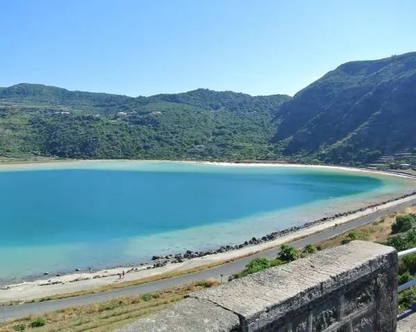 Laghi in Sicilia dove fare il bagno: la splendida laguna di Pantelleria, con acque turchesi e vegetazione lussureggiante, invita a un tuffo rinfrescante.