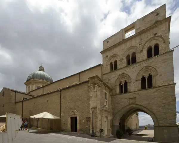 Gangi cosa vedere: imponente duomo con cupola verde e torre medievale con arcate.