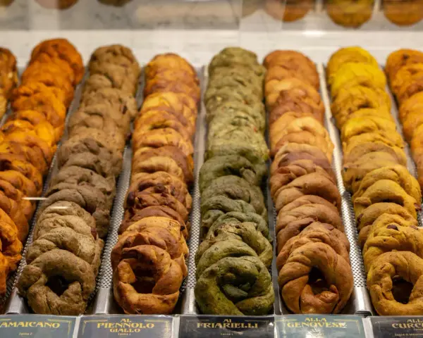 Taralli napoletani in diverse varianti: gialli, verdi, scuri. Un tripudio di sapori e profumi, vere cose tipiche napoletane.