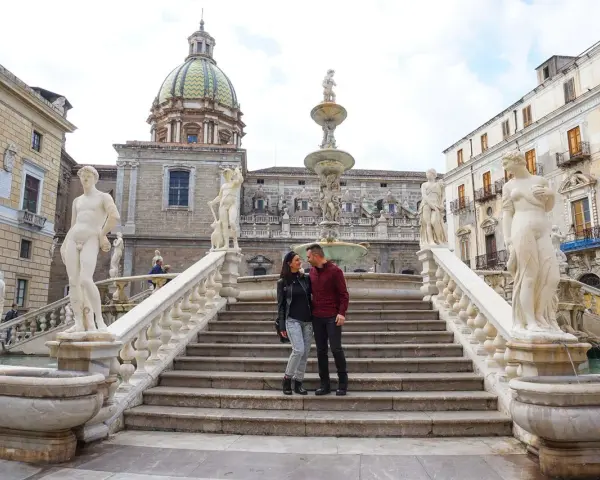 Coppia felice alla Fontana Pretoria, un'attrazione imperdibile per ogni itinerario a Palermo.