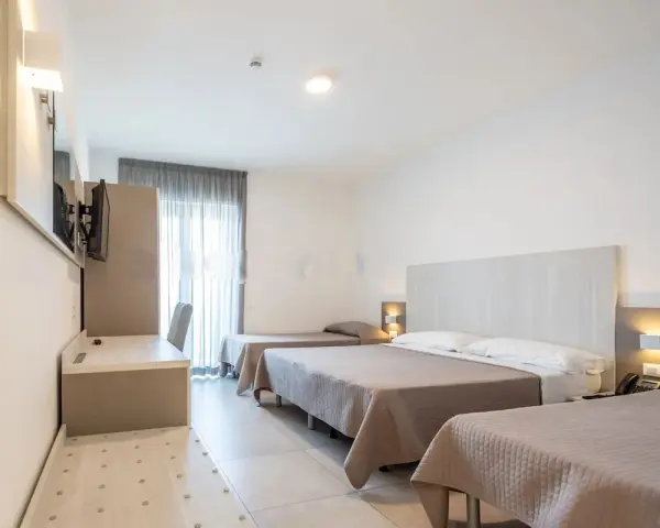 Camera familiare con tre letti nel hotel Settibi Giulianova. Spazio moderno e luminoso, ideale per famiglie.