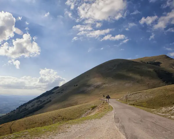 Strada panoramica sui monti umbri, ideale per scoprire cosa vedere a Gubbio e dintorni in 3 giorni.