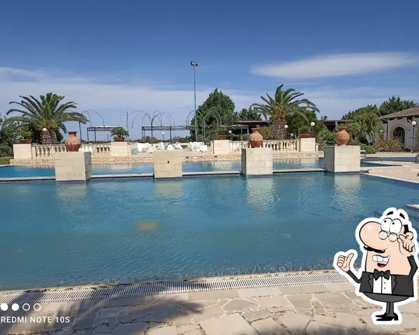 Piscina e palme a Tenuta Caradonna, un luogo ideale per rilassarsi. Le recensioni confermano la bellezza del posto.