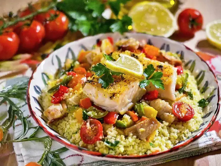 Piatto di pesce con verdure e couscous, un assaggio dei piatti tipici di Lampedusa.