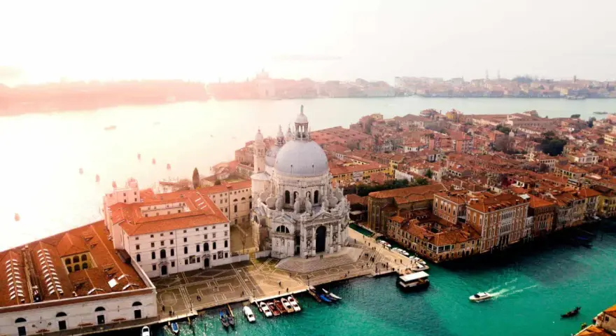 Venezia, con la sua Basilica maestosa e i canali scintillanti, fa sorgere la domanda: qual è la regione più bella d'Italia?