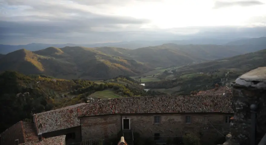 Panorami mozzafiato e tetti antichi a Monte Santa Maria Tiberina. Cosa vedere in questo borgo incantevole tra le colline umbre.