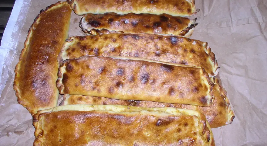 Calzoni ripieni, uno dei piatti tipici ragusani, dorati e invitanti, pronti per essere gustati.