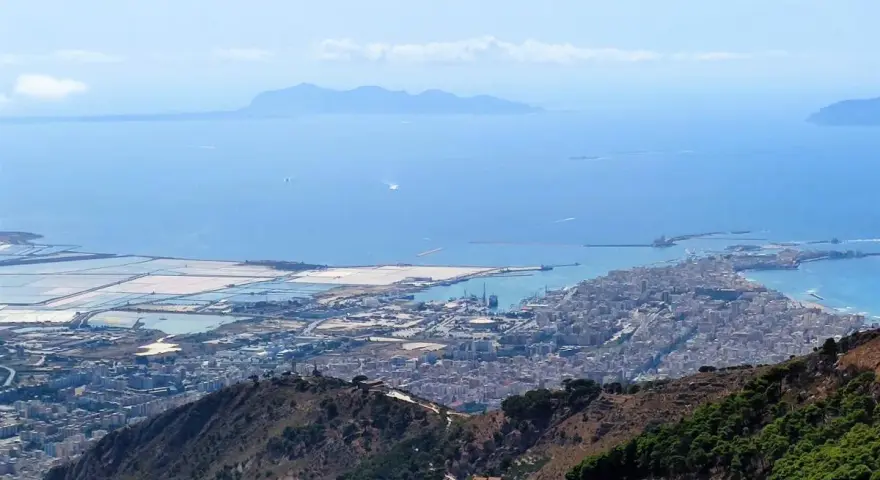 Vista panoramica di Trapani con le saline, il mare e le isole Egadi all'orizzonte. Un luogo ideale per scoprire tante cose da fare a Trapani.