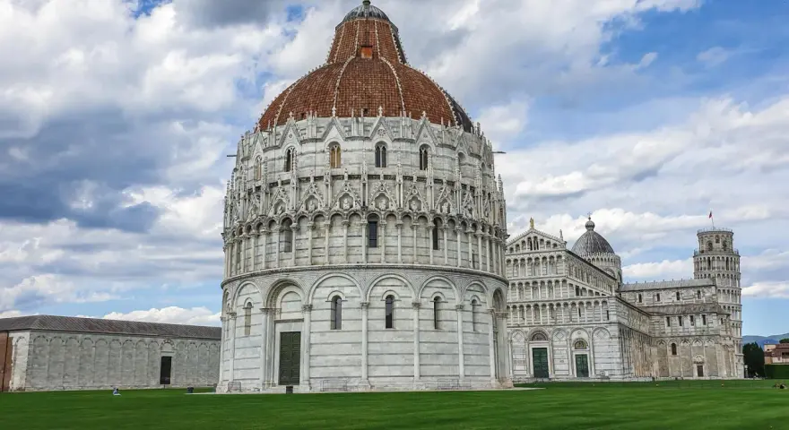 Il Battistero e la Torre di Pisa, icone di arte e architettura, tra le cose da fare a Pisa.