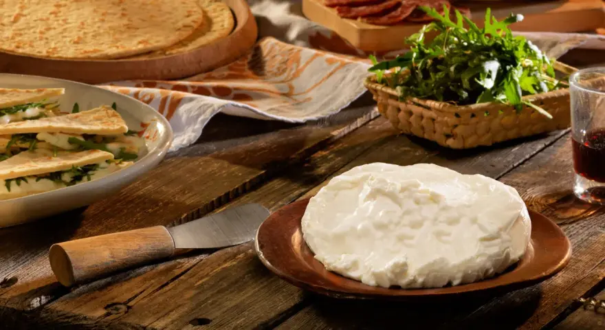 Formaggio fresco, piadina e rucola, ingredienti tipici della cucina romagnola, pronti per essere gustati.