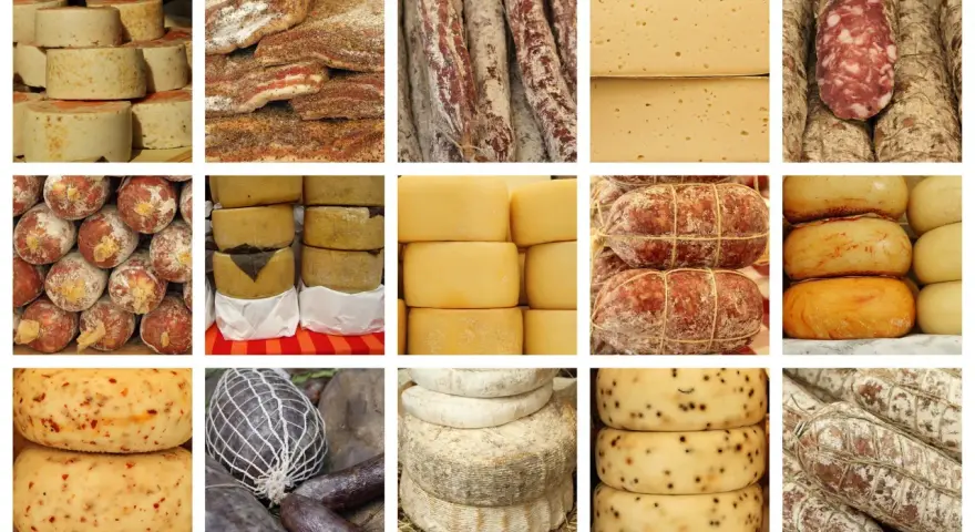 Assortimento di formaggi e salumi, un invito a scoprire cosa mangiare in Toscana: pecorini, finocchiona, lardo e tanto altro.
