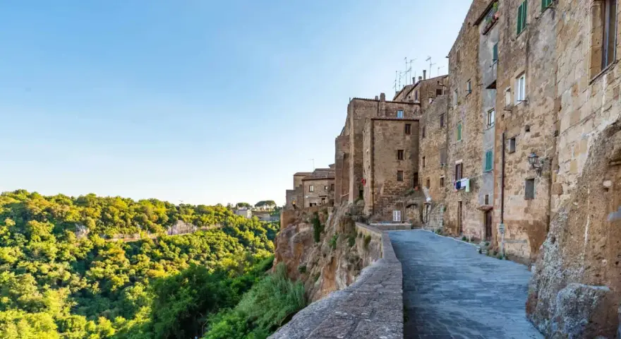 Borghi medievali arroccati su rupi, un'idea perfetta per dove andare a maggio in Italia.