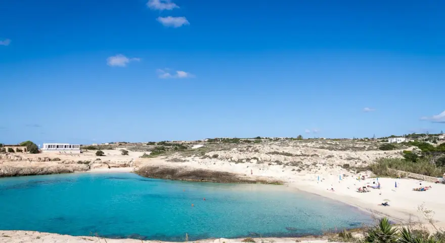 Una baia con acque cristalline e sabbia dorata, tra le migliori spiagge di Lampedusa. Un paradiso terrestre.