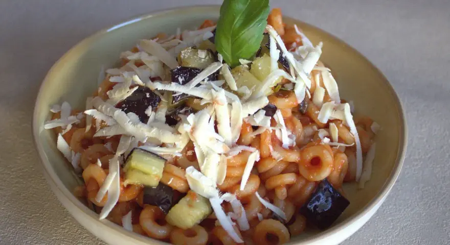 Pasta con melanzane e ricotta salata, un'ottima idea per cosa mangiare a Catania.