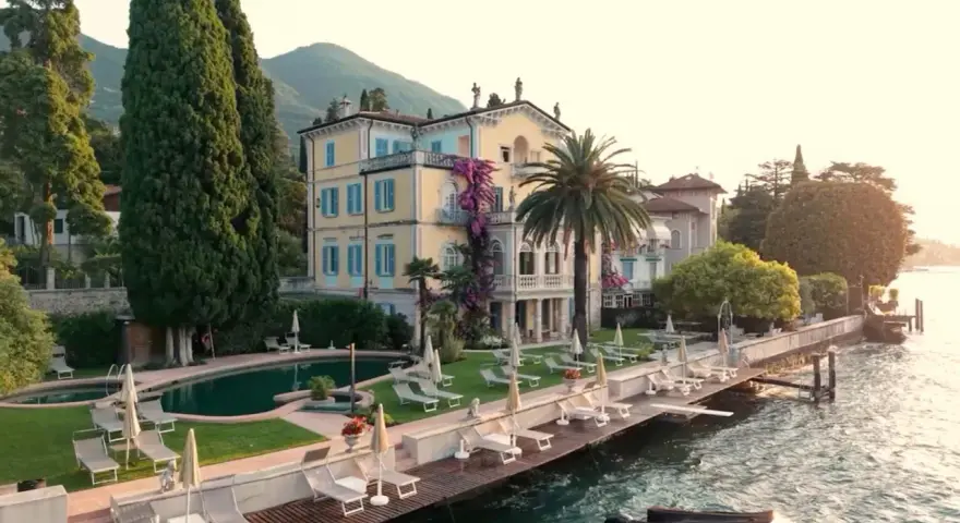 Villa storica con piscina e molo sul lago, un sogno di vacanza all'Hotel Sole del Baldo.