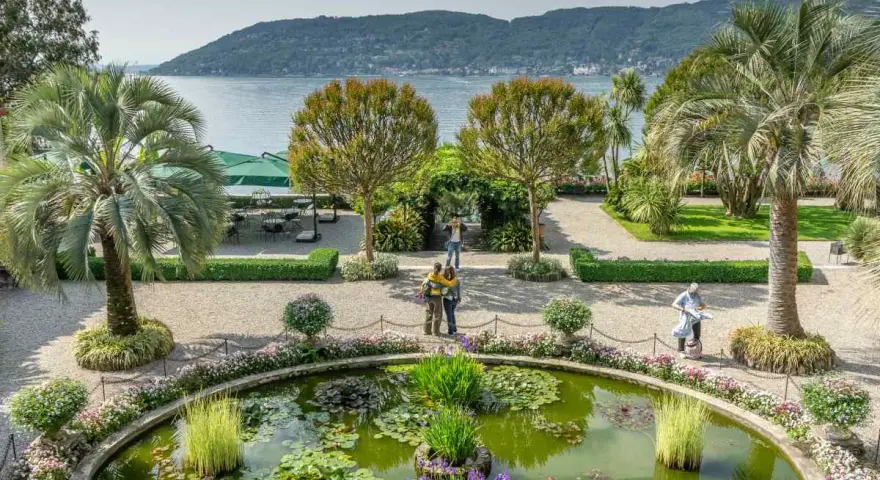 Giardini lussureggianti con laghetto di ninfee, palme e vista sul lago. Perfetto per scoprire cosa vedere a Stresa in un giorno.