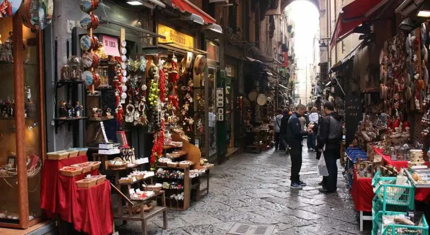 Un vicolo napoletano pieno di negozietti di souvenir, un'idea su cosa fare a Napoli in un giorno.