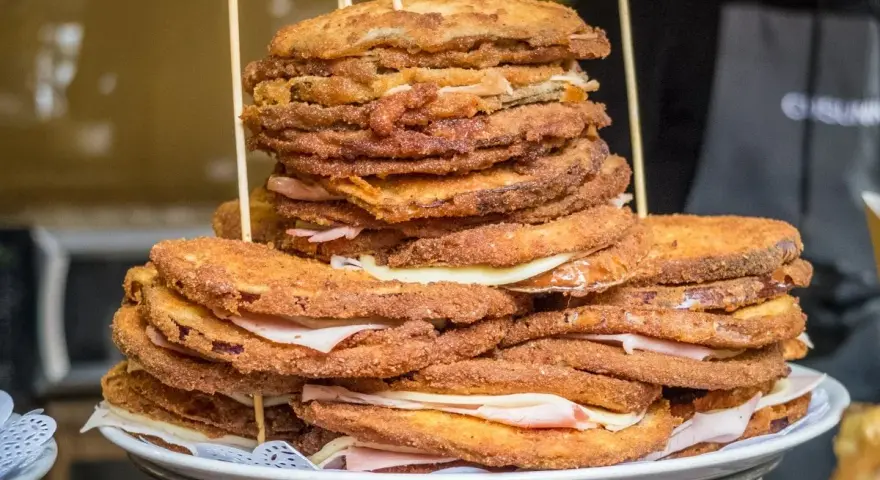 Panelle e crocchè impilati, un classico street food da provare per capire cosa mangiare a Palermo.