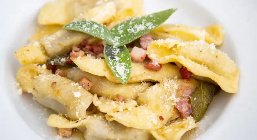 Casoncelli alla bergamasca, un classico dei piatti tipici bergamaschi, conditi con burro, salvia e pancetta croccante, spolverati di grana.