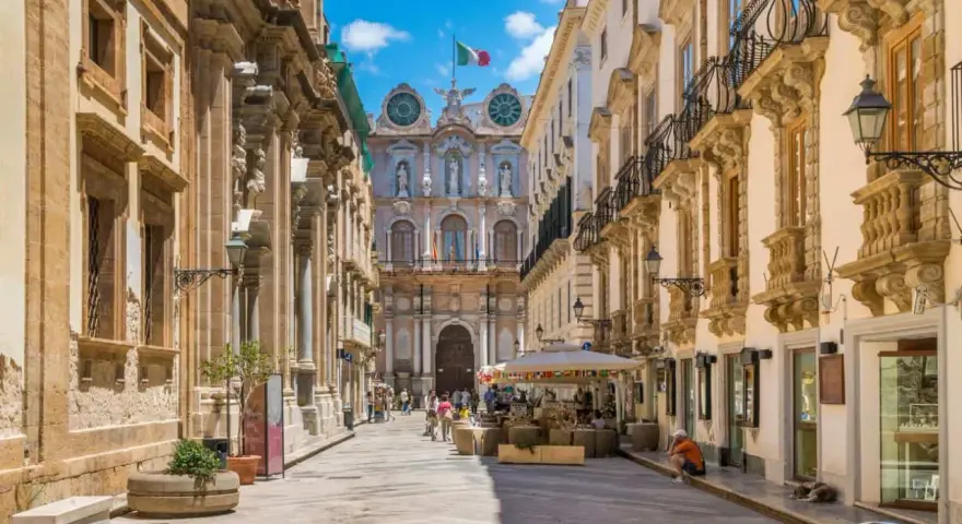 Via Roma a Trapani, un assaggio di cosa vedere a Trapani in un giorno: palazzi barocchi, negozi e un'atmosfera vivace.