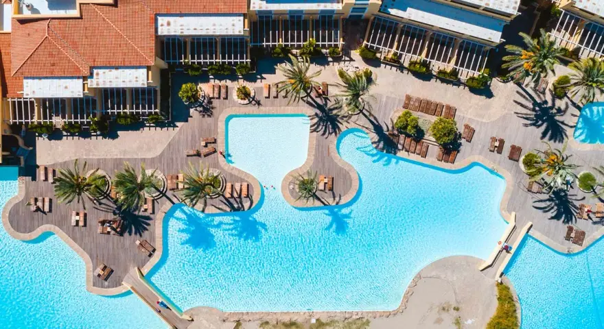 Esperienza Argonauti Sea Life: recensioni positive per questo resort con piscine cristalline e palme.