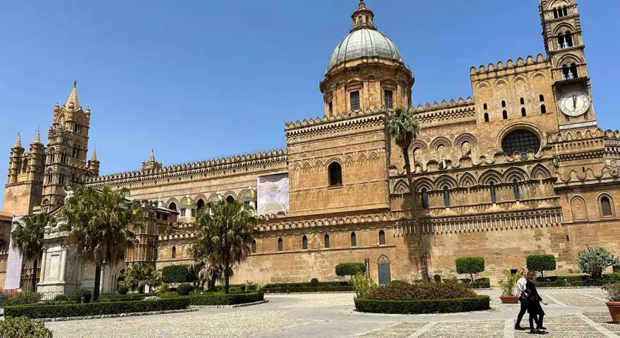 Cattedrale di Palermo, un must per chi cerca cosa vedere a Palermo in un giorno. Architettura maestosa e fascino storico.