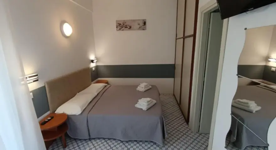 Camera accogliente con letto matrimoniale, biancheria fresca e un tavolino. Le recensioni per Hotel Le Terrazze Riccione confermano la comodità.