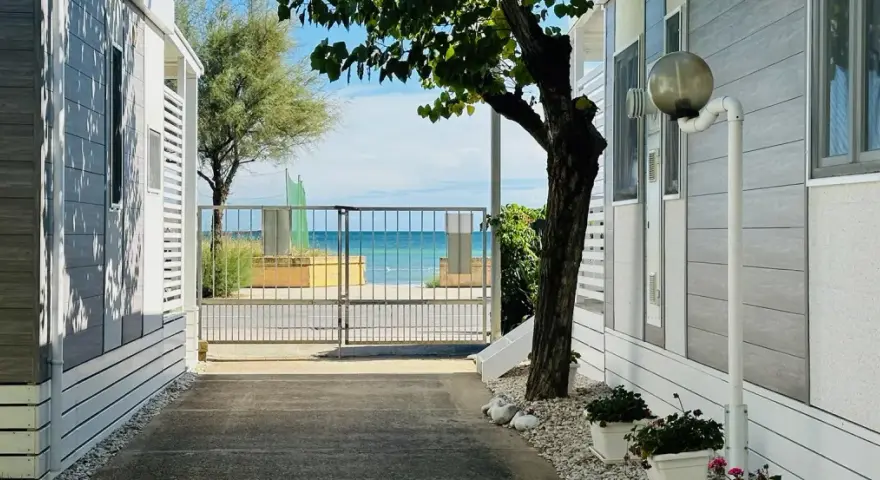 Villetta a schiera con vista mare, ideale per una vacanza al **camping Smeraldo Senigallia**.