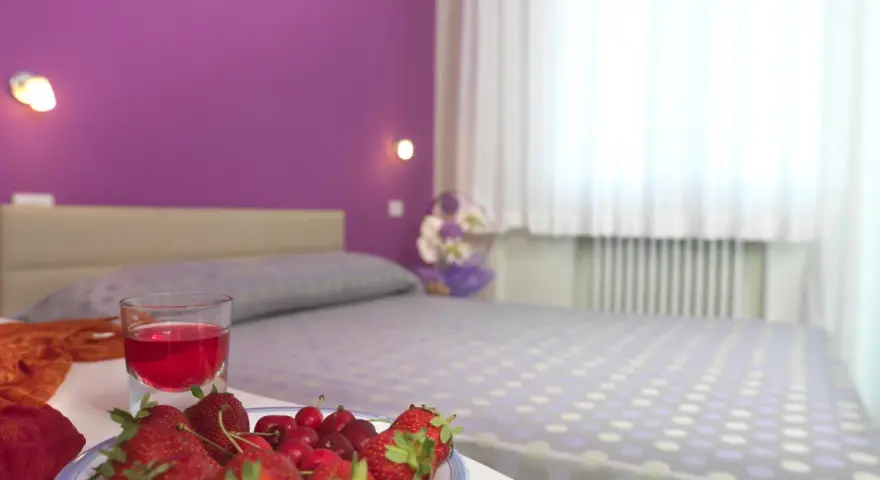 Frutta fresca e un drink in camera, un'accoglienza che fa pensare alle ottime recensioni dell'hotel Elizabeth Bellaria.