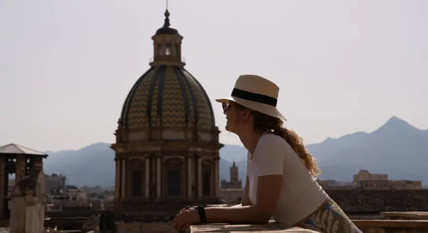 Vista panoramica di Palermo con una donna che ammira la cupola. Un'idea di cosa vedere a Palermo in 3 giorni.