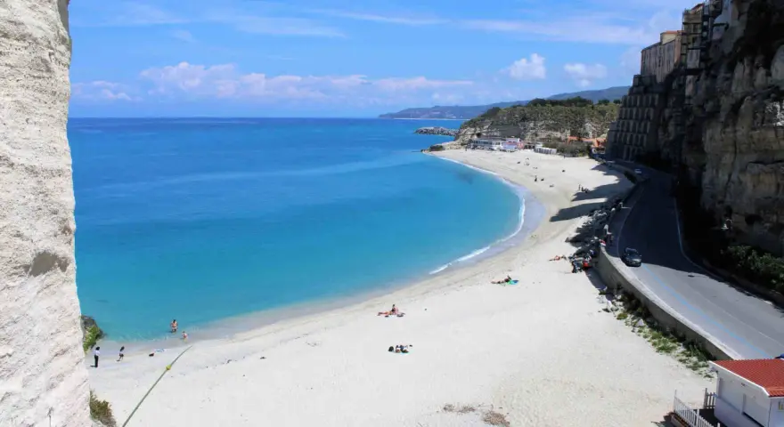 Spiagge bianche e mare cristallino sulla Costa degli Dei. Un paradiso per rilassarsi al sole.