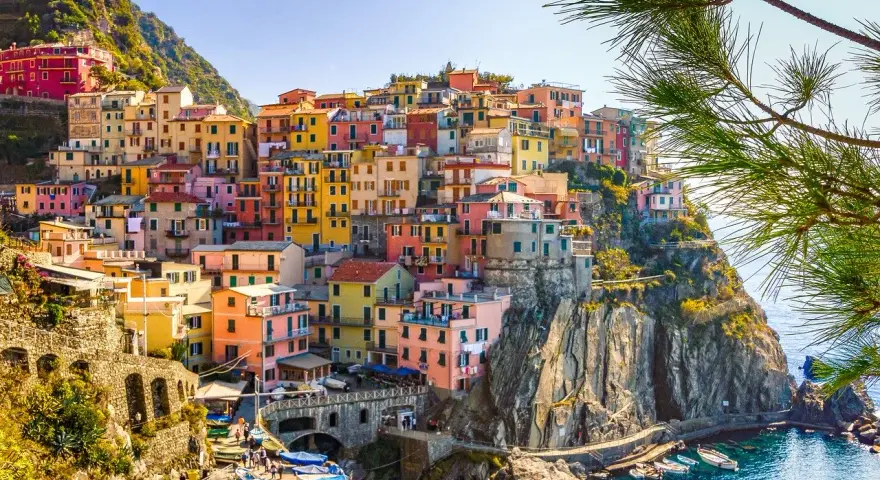 Case colorate a picco sul mare, un sogno per il tuo weekend settembre dove andare.