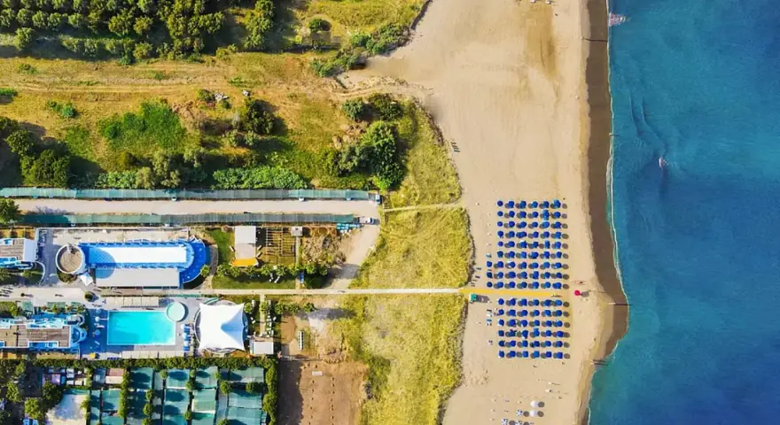 Villaggio vacanze a Paestum, spiaggia con ombrelloni blu e bianchi. Recensioni positive per questo coral beach.