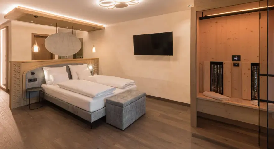 Camera da letto moderna con sauna privata, perfetta per un soggiorno rilassante all'hotel Sun Naz.