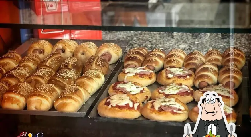 Salsicce in pasta sfoglia e pizzette da Saro Cefalù.