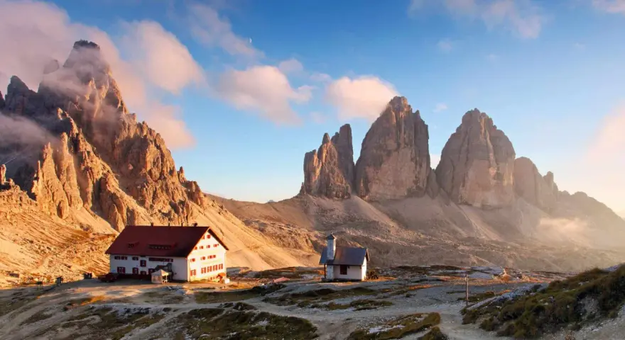 Rifugio e chiesetta ai piedi delle Tre Cime di Lavaredo, un'idea per cosa vedere in 3 giorni nelle Dolomiti.