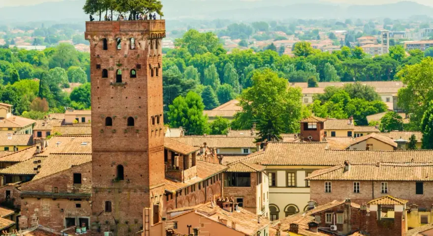 Torre Guinigi a Lucca, con alberi in cima, un must per chi visita Lucca cosa vedere.